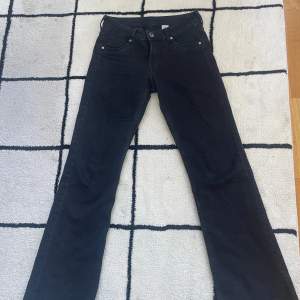 Svarta lågmidjade bootcut jeans från hm!🤩🫶🏼