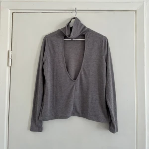 Tunn tröja med öppen rygg - Tunn tröja med tunn polokrage och öppen rygg, väldigt snygg och simpel!