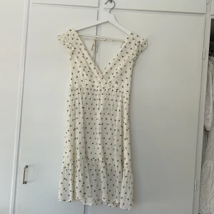 Sommarklänning - Kort sommarklänning från &other stories