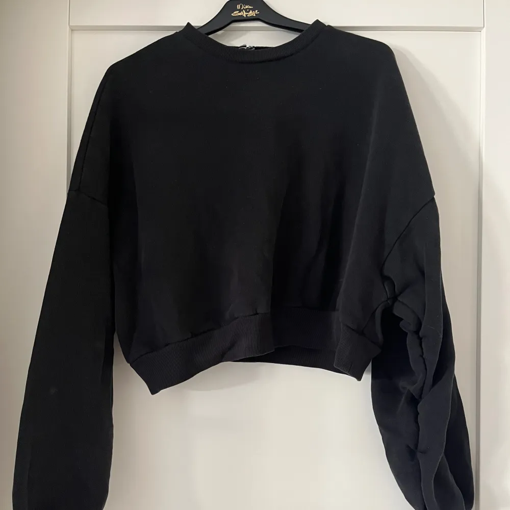 Den perfekta svarta sweatshirten! Muddar vid ärmar och slut. Lätt croppad, jätteskön i materialet. . Tröjor & Koftor.
