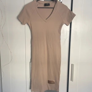 Klänning - Helt ny beige klänning från polen, aldrig använd och har storleken S till L.😍