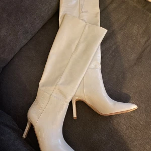 Höga boots - Helt nya boots ifrån Gina tricot. Storlek 37, beiga. 300 kr 