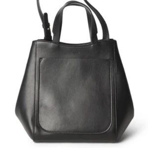 Söker!! Filippa K - Söker en svart Filippa K shelby bucket bag.