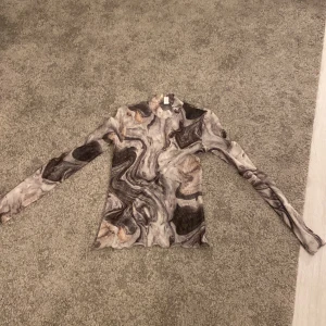  genomskinlig tröja  - Hej! säljer denna snygga genomskinliga tröjan på grund av att det är inte min stil oanvänd i fint skick