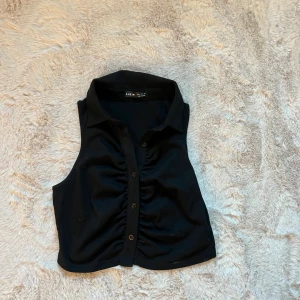 Kroppad topp  - En kroppad svart topp