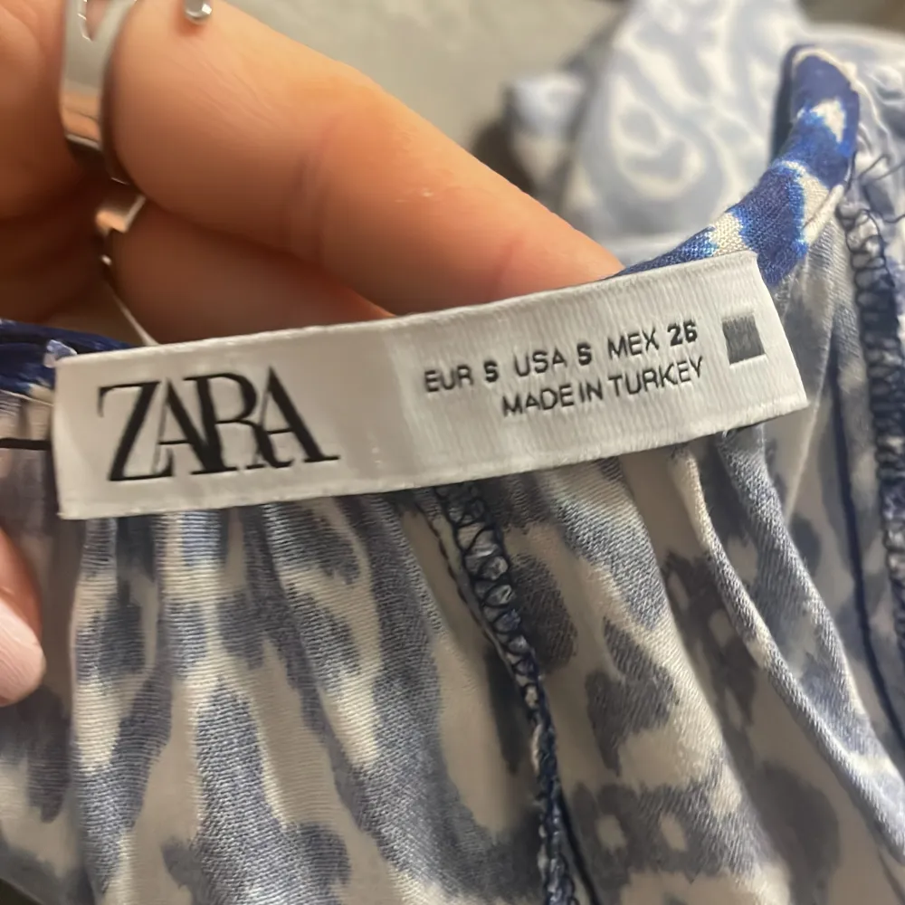 Supergullig klänning från Zara, tror ej den säljs längre! Säljer då den är för liten för mig😩🙏 Bara använd ett par gånger så inga defekter. Klänningar.