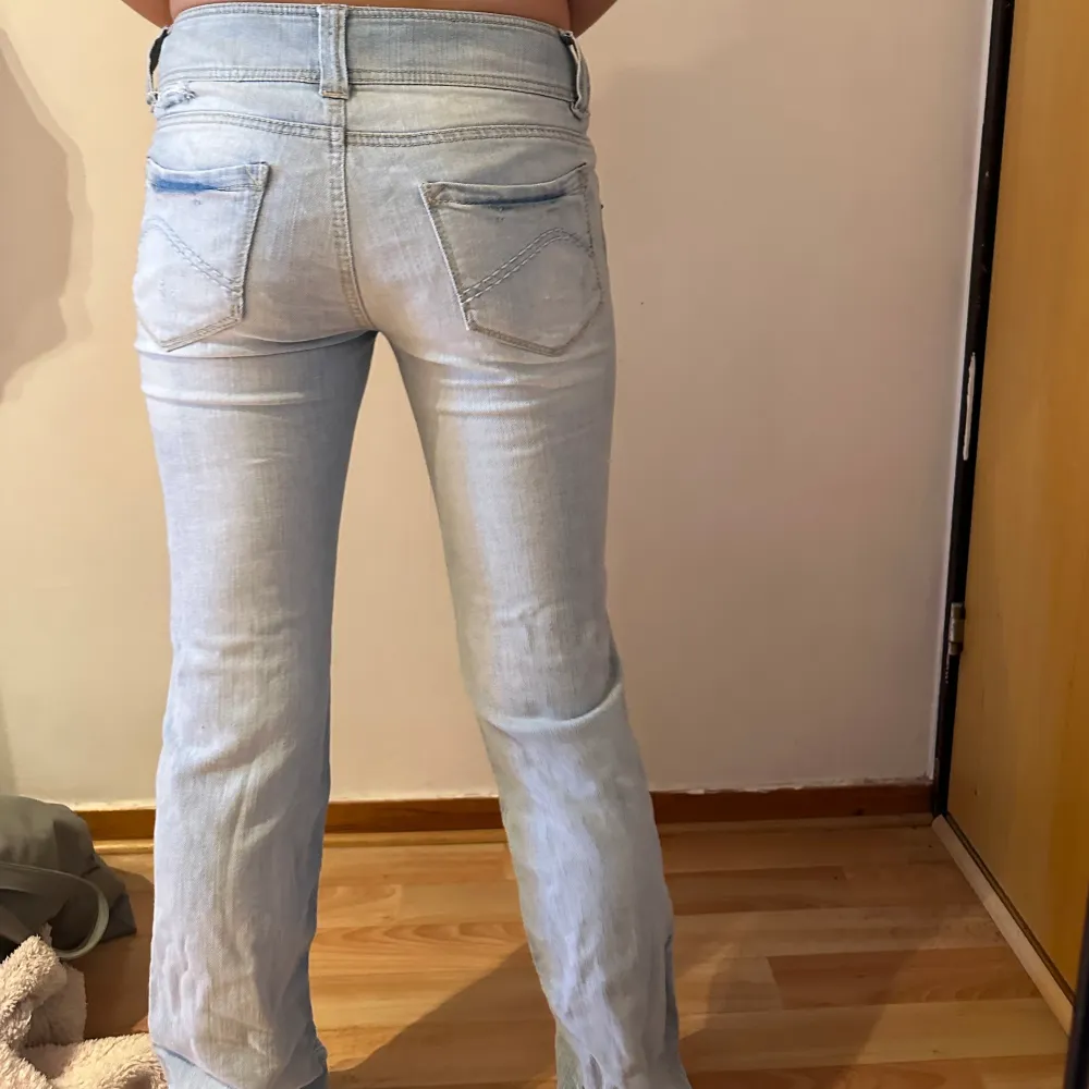 Dessa snygga lågmidjade jeans som tyvärr är för små för mig, använda ett fåtal gånger 🤍. Jeans & Byxor.