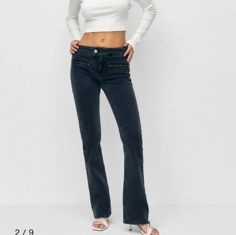 supersnygga populära mörkgrå/blå/svarta jeans från pull&bear som tyvärr är försmå. Pris kan diskuteras💞💞. Jeans & Byxor.