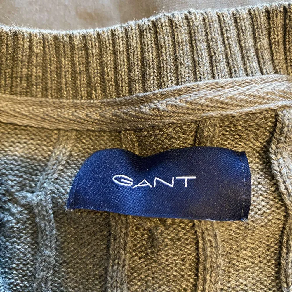 Säljer denna stickade tröja från Gant. Storlek M. Nyskick, använd en gång.. Tröjor & Koftor.