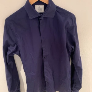 The shirt factory skjorta - Inga synliga defekter förekommer Storlek 40 och passform slim fit  Kan mötas upp i Stockholm