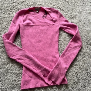 Rosa långärmad tröja  - Säljer min stickade tröja från h&m. Nopprig men ingen man tänker på eller lägger märke till. Skriv innan du köper!!!