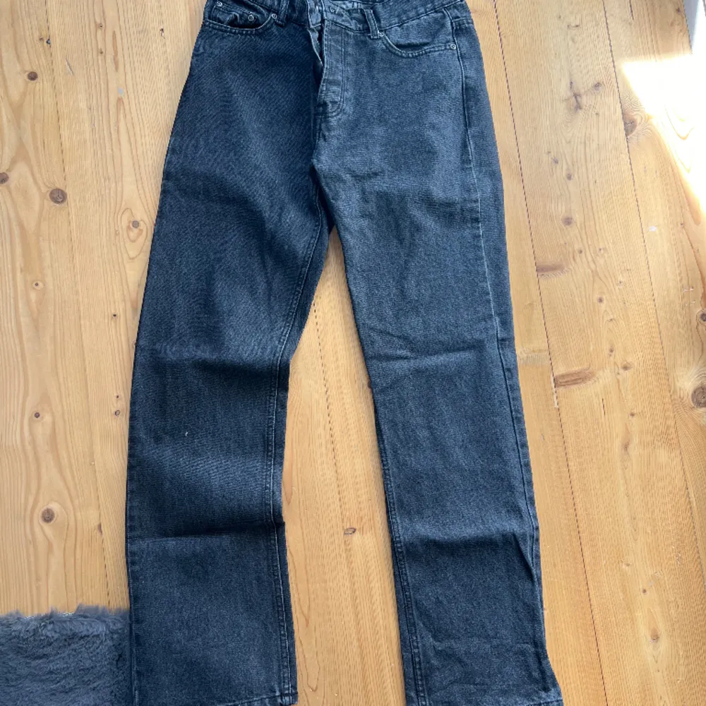 Riktigt snygga monten jeans. Aldrig använda extremt bra skick och extremt snygga. Storlek 30/32  Kan även mätta dem med måttband om det önskas. . Jeans & Byxor.