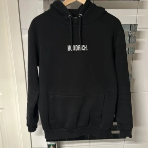 Hoodrich tracksuit - Helt svart Hoodrich inkluderad byxor. Tracksuiten är stilren och passar till princip allt.  Ord pris - 1400 kr men säljer dem för 600 kr men kan även diskutera pris. 