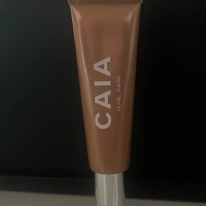 Caia highlighter  - Säljer denna LIQUID highlighter då jag har två i samma färg, färg:pearl swearl, helt oanvänd , har ingen kartong 🩷Nypris 325kr