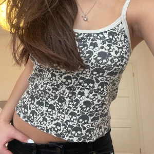 Linne - Linne/topp från Brandy Melville, köpt för två år sen i Schweiz men aldrig kommit till användning.