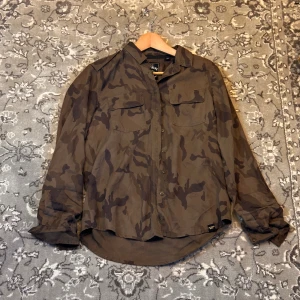 Skjorta Superdry  - Säljer min superdry skjorta eftersom den ej kommer till användning. Väldigt bra skick!  Priset kan självklart diskuteras.