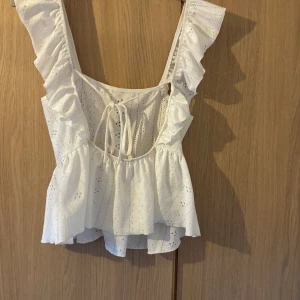 Sommar topp - Super fin topp i bra skick som passar perfekt i sommar, säljer pga använder aldrig💞