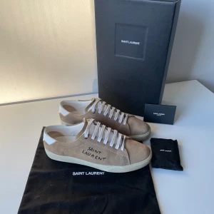 Saint Laurent skor - Säljer ett par Saint Laurent skor som är i ett väldigt bra skick! De är nästintill nya! Box, dustbag, extra skosnören och kuvert medkommer vid köp!  Hör gärna av dig om du har frågor! 