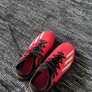 Säljer de här skorna för 199kr storlek= 34 - Rosa, vita, och svarta jättesnygga skor!