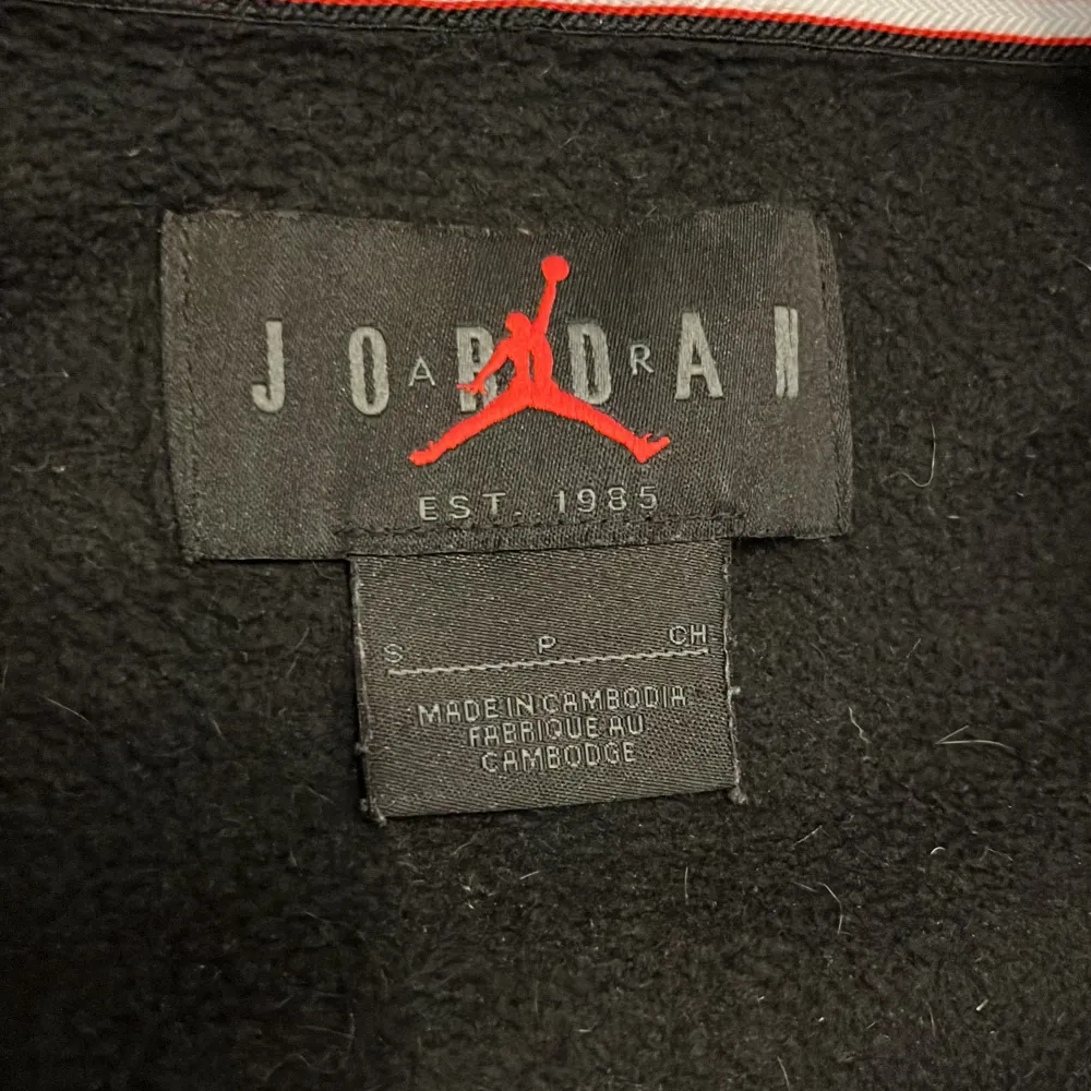 Säljer nu min svarta zip up hoodie från Jordan i storlek S! Köpt för 900kr. Den är väl använd men är i bra skick! Säljer då den aldrig kommer till användning. Kontakta vid frågor eller fler bilder! Pris kan även diskuteras vid snabb köp!💗. Hoodies.