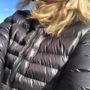 Svart jacka - Säljer min helt oanvända Boohoo-jacka storlek 42. Passar nu under vår-vintern eftersom den inte är så tjock. 250 kr + porto. Nypris 499 kr. 