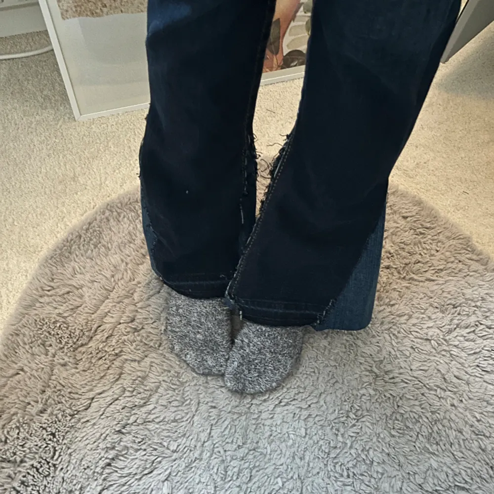 Säljer mina äkta true religion jeans som jag har sytt om till Boot cut (se bild 3). De är i väldigt fint skick, och är använda fåtal gånger 🤗kan tänka mig att gå ner i pris vid snabb affär så skicka gärna prisförslag då! Sitter som en S på mig! . Jeans & Byxor.