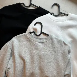 Tre sweaters från Gina Trocot som aldrig kommit till användning då jag köpte en strl för liten tyvärr 💗ny: 260kr/st  jag säljer för 149kr/st eller 399kr för alla 3 svart vit och grå 
