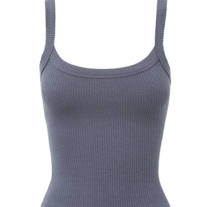 Linne - Helt oanvänt linne från gina tricot, säljer då det är lite för litet för mig. Det är stretchigt material och jätteskönt💞