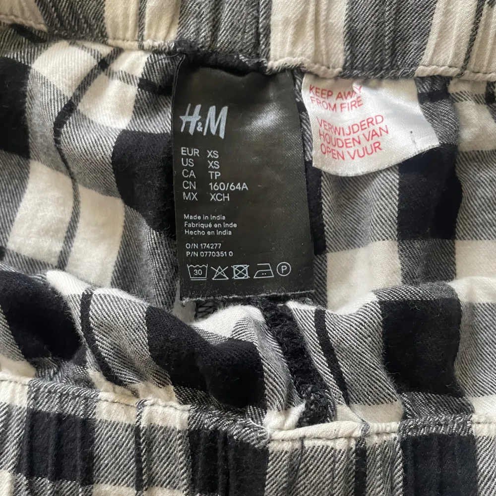 Pyjamasbyxor från H&M i storlek XS som är försmå för mig. Jeans & Byxor.