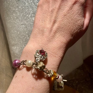 Armband  - Fint armband, använt ngra ggr, inget att anmärka på. 