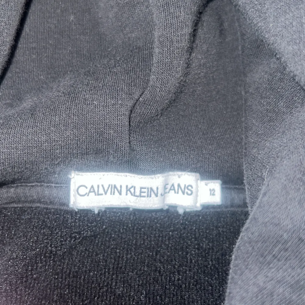 Calvin clain hoodie i xs använd några gånger men fortfarande i bra skick, säljer för 250kr😁. Tröjor & Koftor.