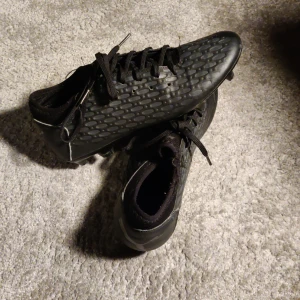 Puma Fotbollsskor - Säljer ett par fotbollskor. Dem är inte använda så mycket. Hör av dig om du har frågor!