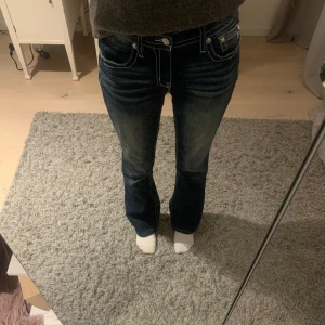 Miss Me jeans - Säljer mina älskade miss me jeans så de tyvärr är förstora för mig. Är storlek w30/m men är väldigt stretchiga och passar även L. Jag är 178 cm lång och de passar mig perfekt. Är midrise/lowrise. Skriv om ni har fler frågor!