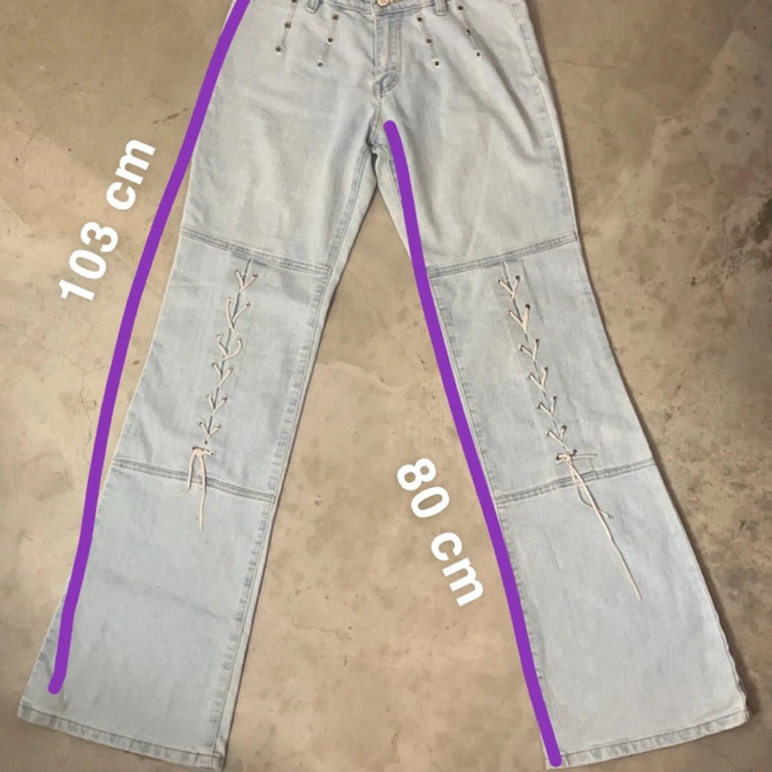 Lågmidjade utsvängda jeans med snöre  - 90