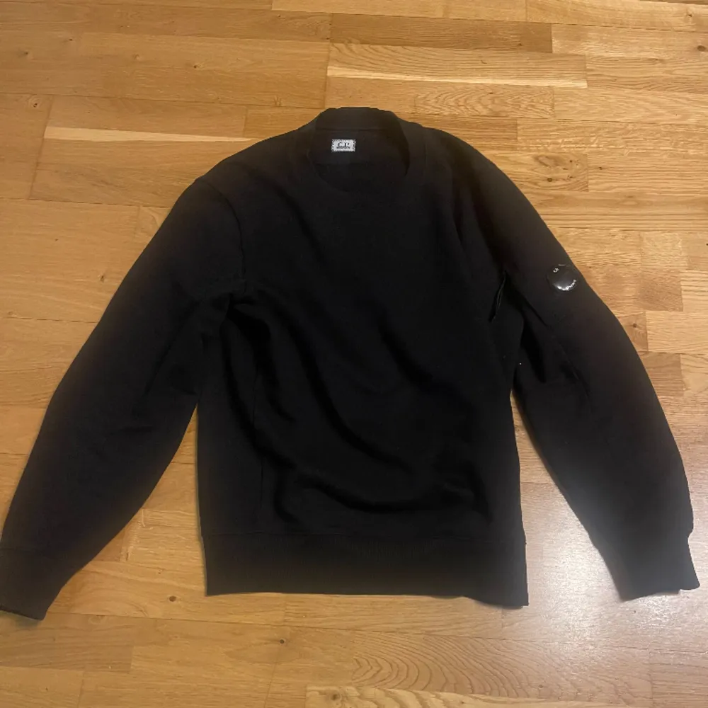 Säljer nu min snygga cp company tröja, har en spricka i glaset som syns på bilden och därav priset, mitt pris 499kr. Tröjor & Koftor.