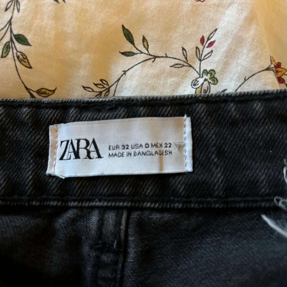 köpt från zara, storlek 32, knappar istället för gylf . Jeans & Byxor.