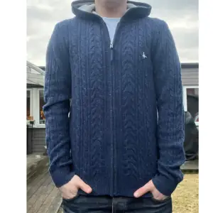 Säljer denna riktigt snygga zip hoodie med  luva från Jack Wills i 100% merinoull. Modellen är ca 178 och väger ca 70kg🙂Den är i mycket fint skick, skriv vid minsta intresse så löser vi en deal, PRIS KAN DISKUTERAS😀 Mvh Stiloo Closet