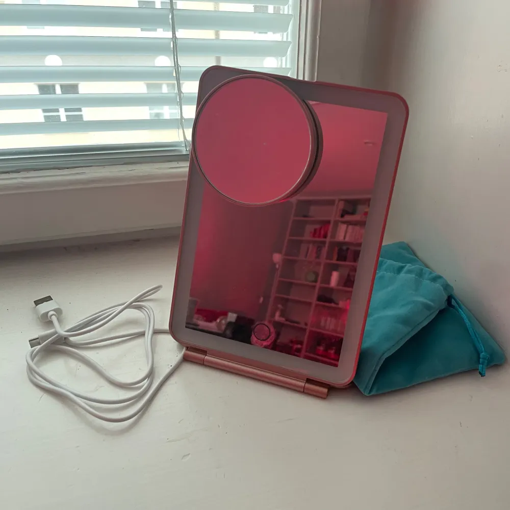 Great condition, used once. This travel mirror comes with a close-up mirror that can be attached to the surface. It has lighting too. . Accessoarer.