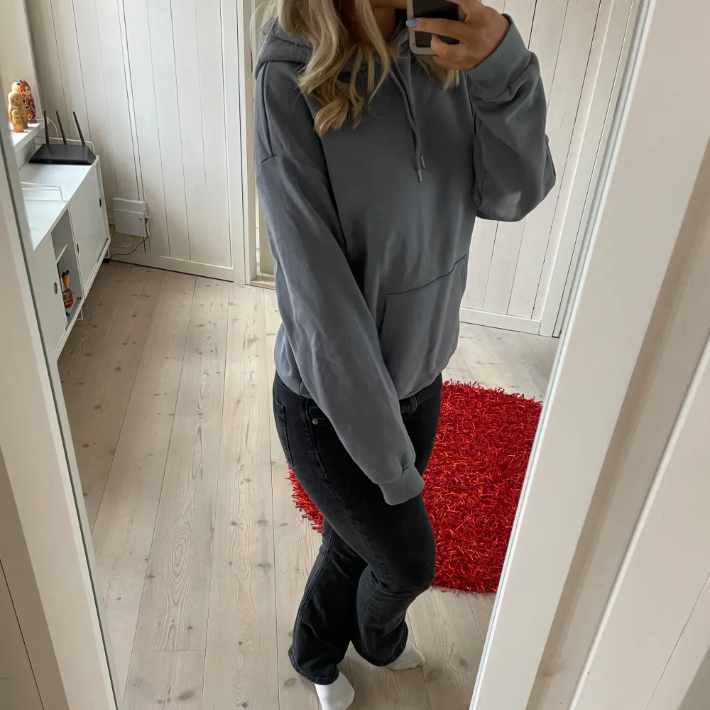 Skön hoodie från Monki💕Färgen är grå/blå. Använder knappt hoodies längre och därför kommer den ej till användning .. Hoodies.