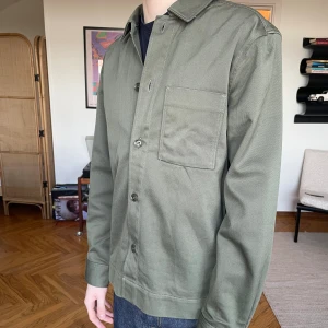 These glory days overshirt - Säljer en riktigt snygg These glory days overshirt i storlek S. Färgen är mörkgrön, inga defekter. Näst intill helt oanvänd och ser helt ny ut!👌Nypris runt 1200kr