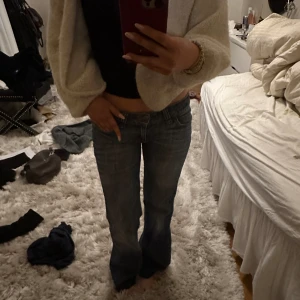 Lågmidjade jeans - Jätte fina, används tyvärr ej av mig! Midjemått 38cm tvärs lver och innerbenslängd cirka 75/76cm! De är avklippta längst ner❤️