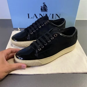 Lanvin 40-41 - Hej säljer nu dessa fräscha lanvinsen i storlek 40-41. Ja köpte dom från otherhandstore för cirka ett halvår sedan. Några defekter som jag kan vissa privat. Skick 7/10 