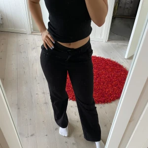 Kostymbyxor från Madlady  - Supersnygga kostymbyxor från Madlady💕 Jag är 163cm och byxorna är L30 och midwaisted. Kommer tyvärr inte till använding längre.