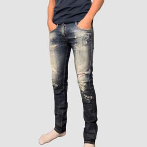Blåa Replay Anbass Jeans med sliten och ”tvättad” design Skick 9-10/10 hittar inga defekter   Vid fler frågor & funderingar är det bara att skriva i DM