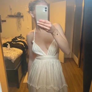 vit klänning/ studentklänning  - Nyskick . Ca 73cm på längden