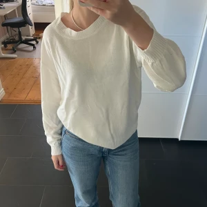 Stickad tröja - Stickad tröja i super skick, snygg i färgen och lite tunnare i tyget!