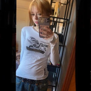 Cool törja med en drake - Snygg tröja den är S men känns som en xs eller xxs 