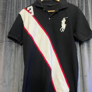 Ralph lauren polo shirt  - Säljer denna fina Ralph  lauren tröjan då den inte används längre. Den är i fint skick har inga fläckar eller hål men texten på nacken har knäckts ner lite. 