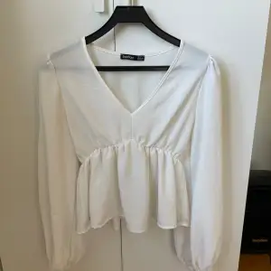 Säljer denna vita blusen från boohoo❤️