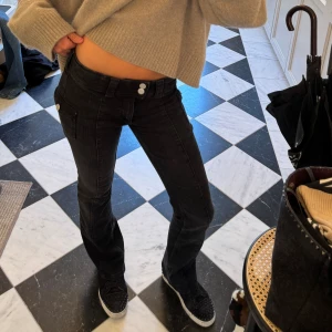 Lågmidjade jeans - Supersnygga lågmidjade jeans från HM som dessutom är slutsålda! Mycket bra skick! Jag är 160. 